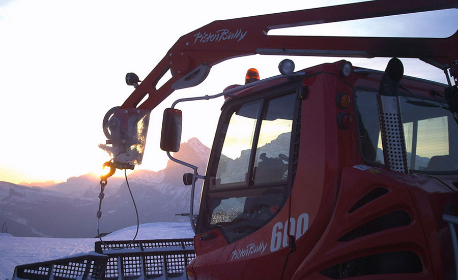 A capstan winch mounted on a PistenBully